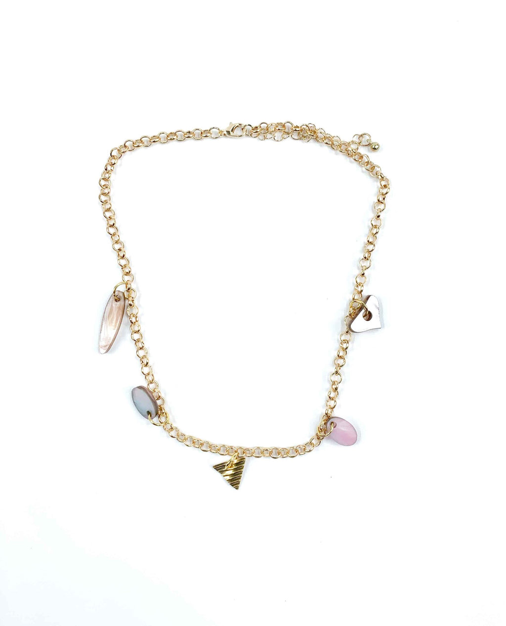 Collar dorado con charms de nácar multicolor y colgante triangular
