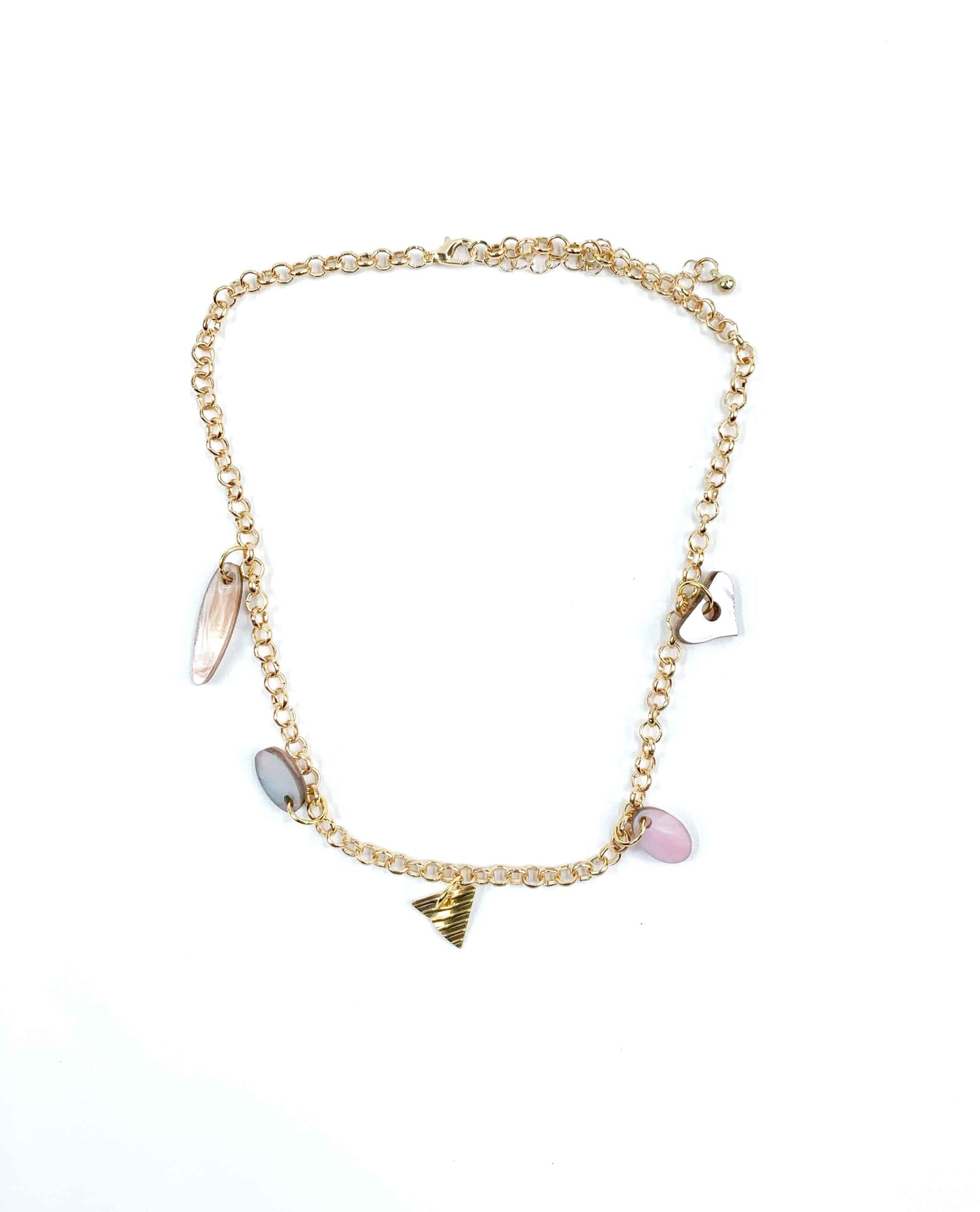 Collar dorado con charms de nácar multicolor y colgante triangular