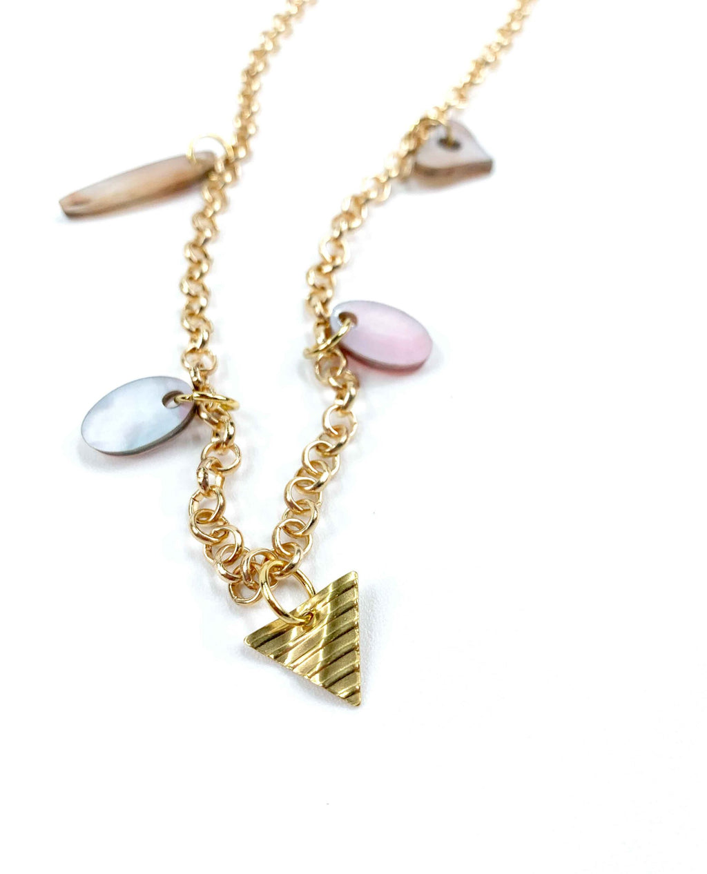 Collar dorado con charms de nácar multicolor y colgante triangular