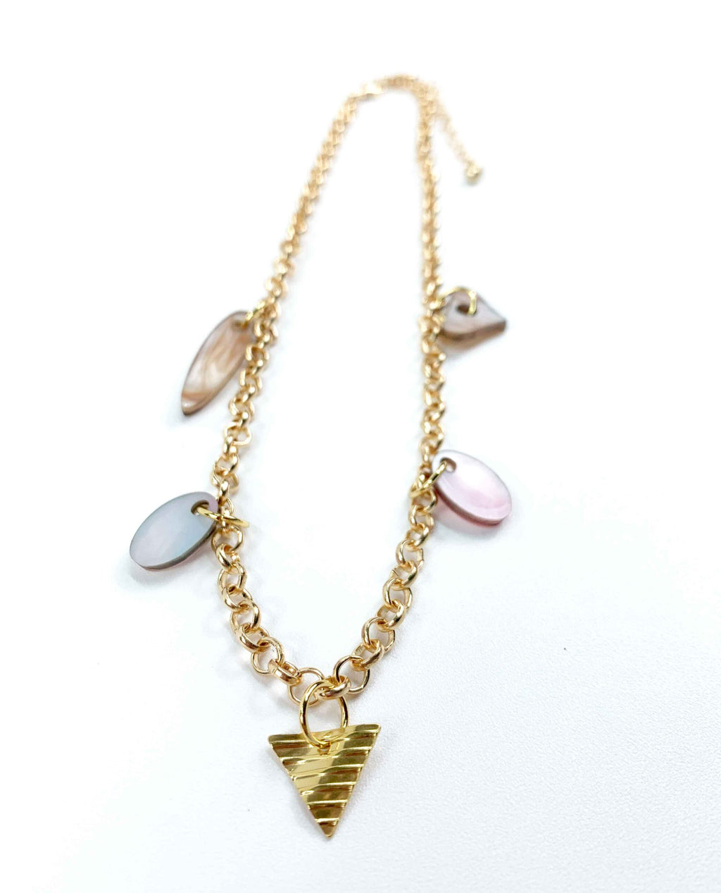 Collar dorado con charms de nácar multicolor y colgante triangular