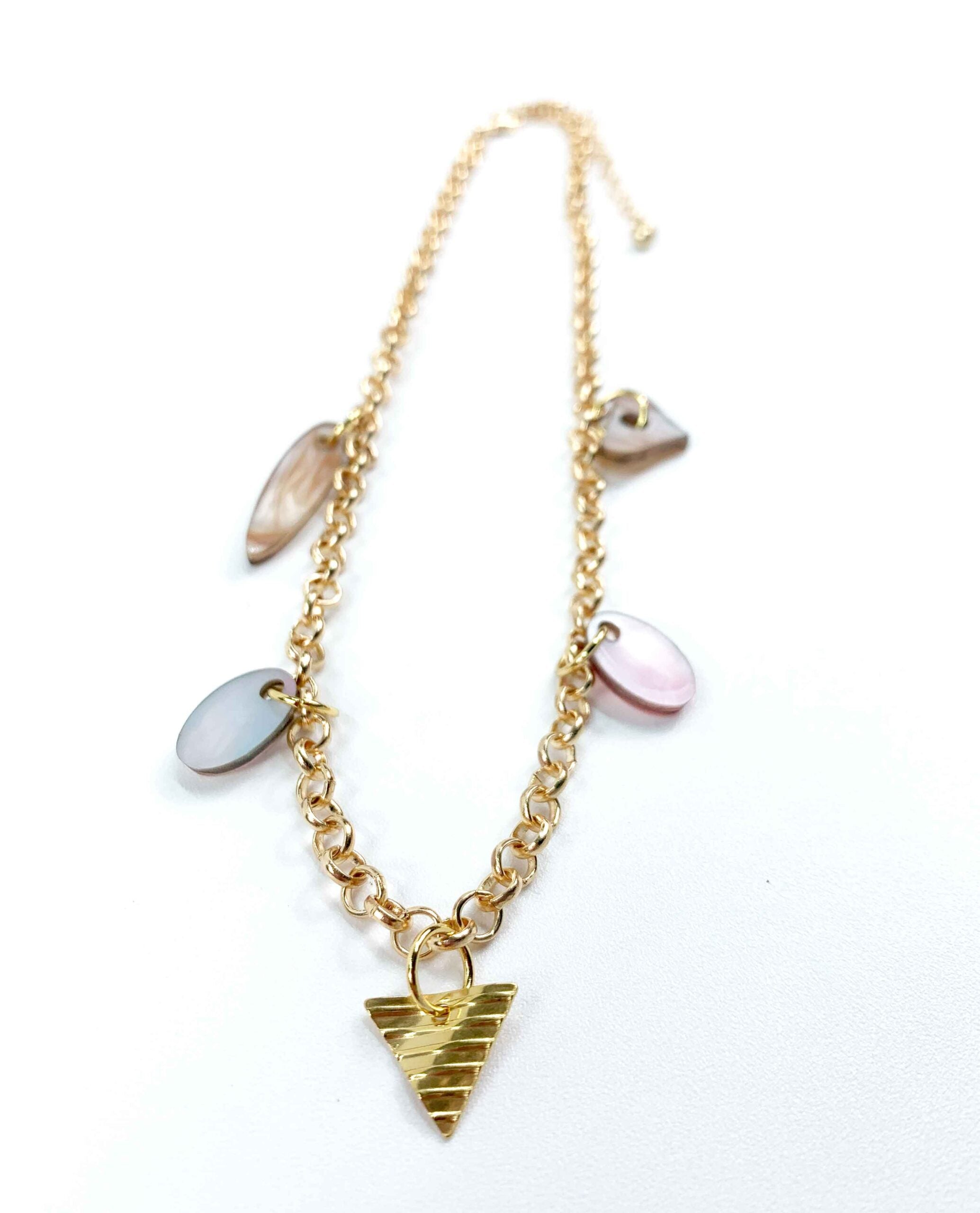 Collar dorado con charms de nácar multicolor y colgante triangular
